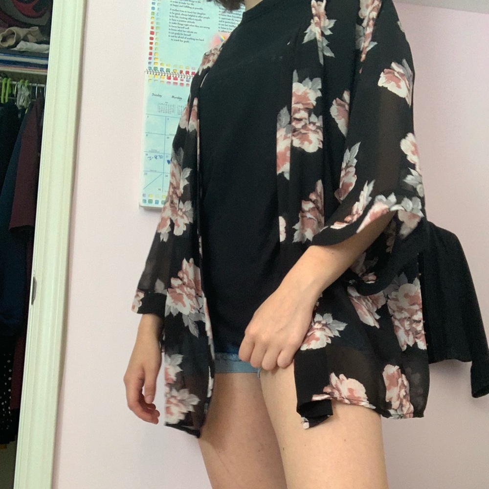 Medium floral coverup/cardigan!